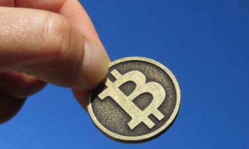 在币圈和区块链的世界中，“铭文”通常指的是在区块链交易中附加的文本或信息。这种铭文可以用于多种目的，比如标记特定的交易、传达信息或者用于NFT艺术作品中。然而，币圈铭文的具体打出来的方式会因为不同的区块链平台和项目而有所不同。以下是如何在常见的区块链上创建铭文的一些通用步骤：

1. 选择区块链平台

不同的区块链平台支持不同的铭文格式和功能。以以太坊和比特币为例，你需要先决定你想在哪个链上打出铭文。以太坊允许使用ERC-721或ERC-1155标准创建NFT并附带铭文，而比特币则可能使用升华的方法，如OP_RETURN。


2. 准备你的内容

你需要想清楚铭文的内容。这可以是简单的一句话、一个URL或者复杂的代码。确保你附加的信息是清晰且不敏感的。因为一旦数据被写入区块链，就几乎不可能更改或删除。


3. 使用合适的工具

如果你选择的是以太坊，可能需要一个数字钱包（如MetaMask）或区块链开发环境（如Remix）来进行合约交互。比特币的铭文则需要使用支持OP_RETURN的工具。


4. 编写合约（如果需要）

对于以太坊上的NFT，你需要编写一个智能合约，合约中可以包含你的铭文内容。这需要一些编程技能，通常使用Solidity编程语言。


5. 进行署名并提交交易

确保你在交易中包含铭文内容并对其进行签名。提交的交易将会在区块链上永久可见。


6. 确认交易状态

在交易提交后，你可以通过区块浏览器查看交易的状态。从而确认铭文是否成功写入区块链。


7. 注意安全性和费用

使用区块链进行铭文，通常需要支付交易费用。也要确保保管好你的私钥，防止黑客攻击和资产损失。


以上就是如何在币圈打出铭文的一些基本步骤。希望能对你有所帮助。如果有更详细的需求或需要解决的具体问题，欢迎继续问我！
